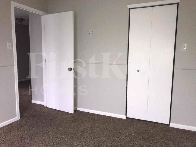 Foto del edificio - 1749 Blue Grass Pkwy