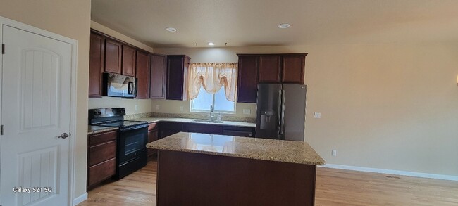 Building Photo - Beautiful 4 Bed 3 Bath Rental!