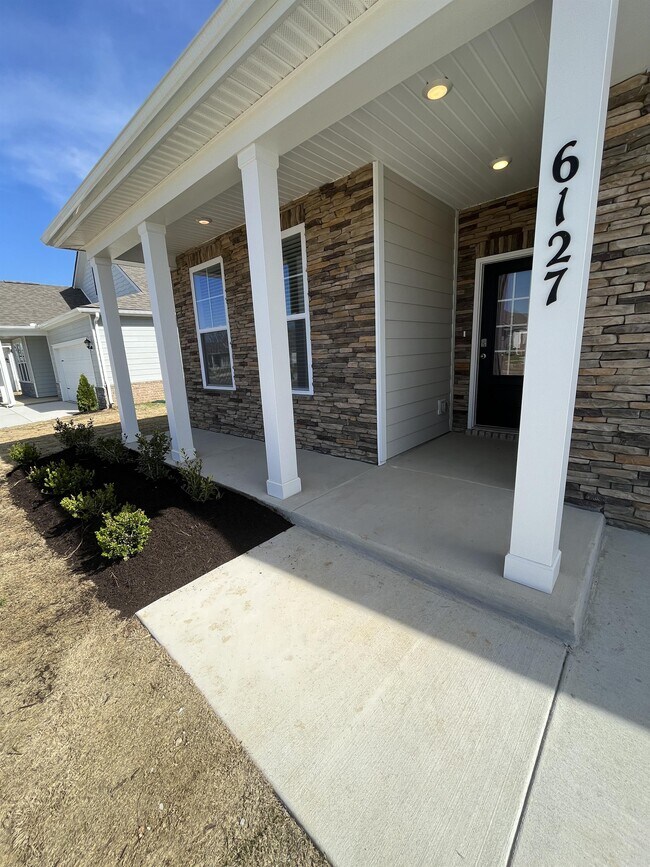 Foto del edificio - 6127 Japonica Ln
