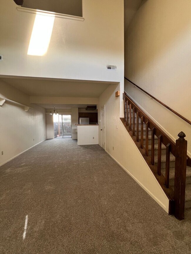 Building Photo - Two-Story 1 bed, 1.5 bath Condo!