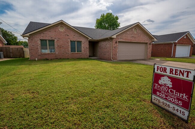 Building Photo - 3500 Deer Trl