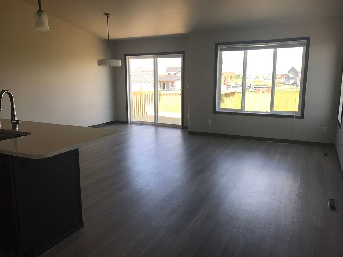 Foto del edificio - 4 Bed 3 Bath Single Family Home