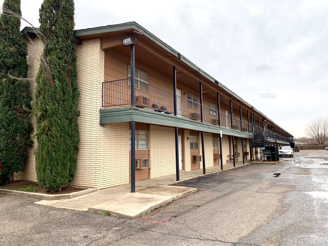 Primary Photo - Quaker Terrace