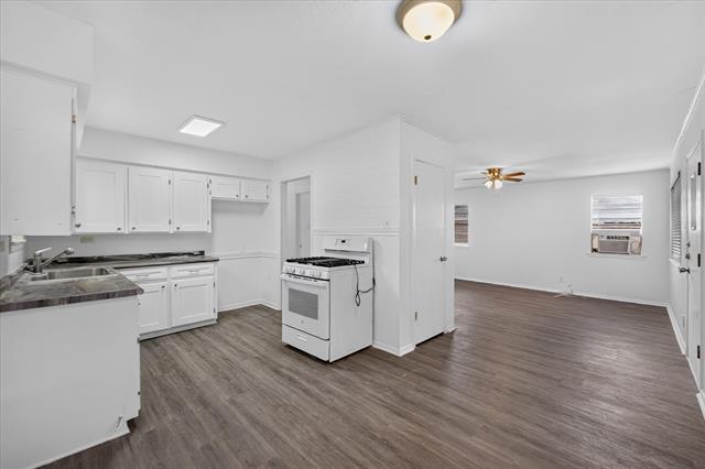 Building Photo - 208 D St