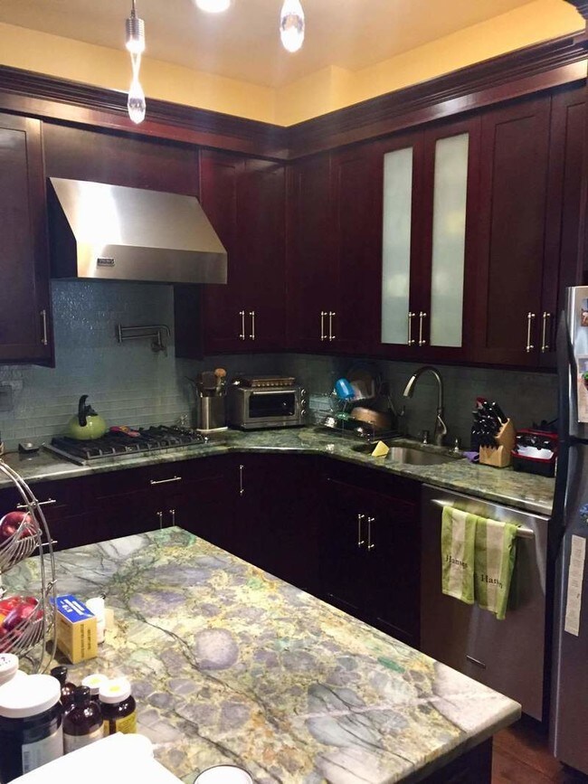 Foto del edificio - 14 Bay Ridge Pl