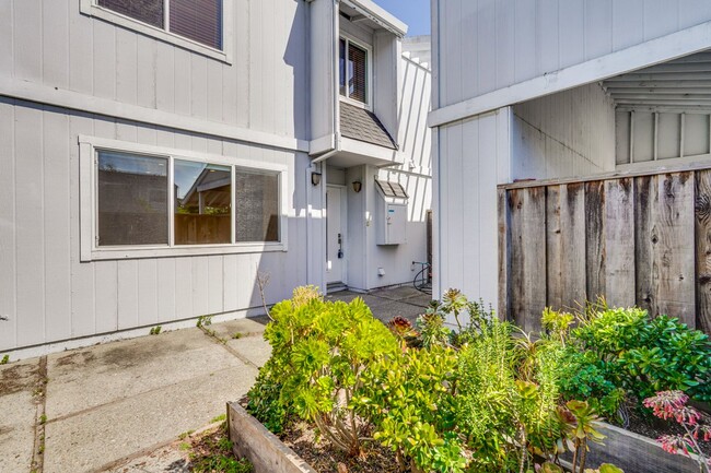 Building Photo - Spacious 3BR 1.5BA townhouse in Mountain View