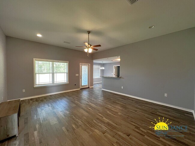 Foto del edificio - Charming 4-Bedroom Home in Crestview: Prim...