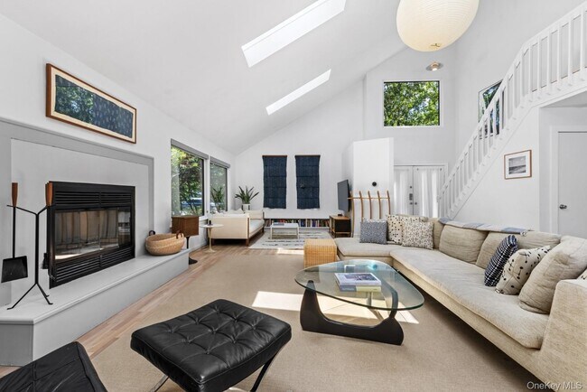 Foto del edificio - 24 Quogue Riverhead Rd