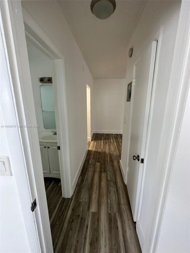 Foto del edificio - 7925 West Dr