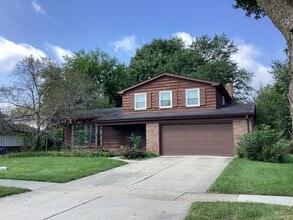 Building Photo - 928 N Rohlwing Rd