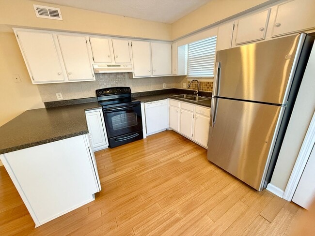 Foto del edificio - 3 Bed 2 Bath with Amenities in Hermitage for $1700/mo!