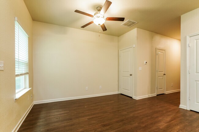 Foto del edificio - 1010 Highwood Ln