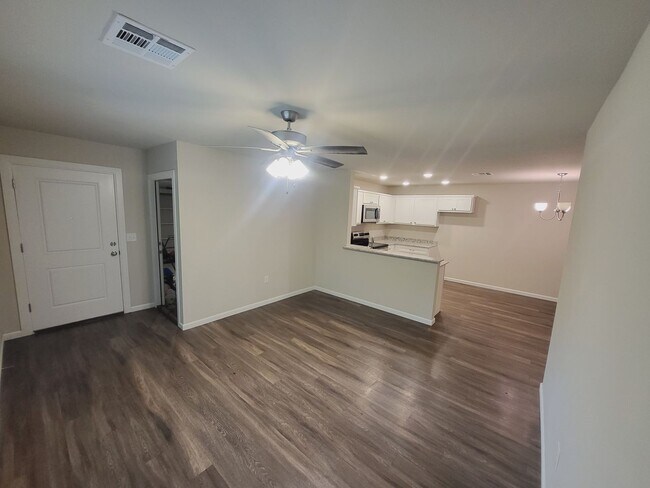 Foto del edificio - 3 bed 2 bath 2 car garage with fenced back yard.