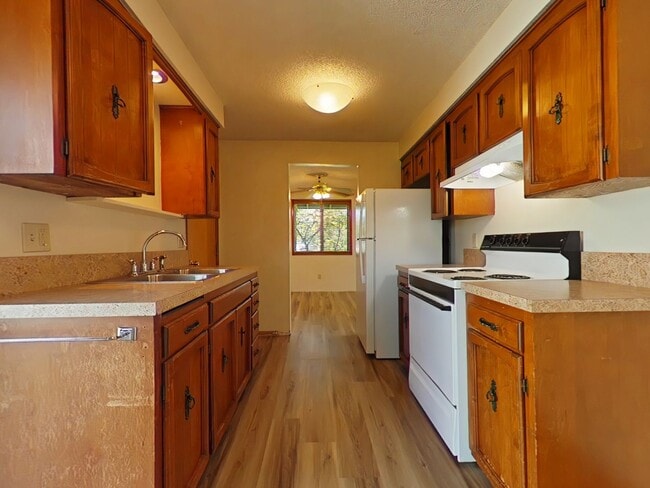 Building Photo - 2 Bedroom Duplex ~ Close to 9th Street ~ P...