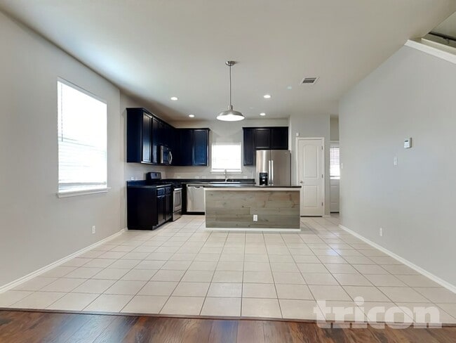 Foto del edificio - 240 Dragon Ridge Rd