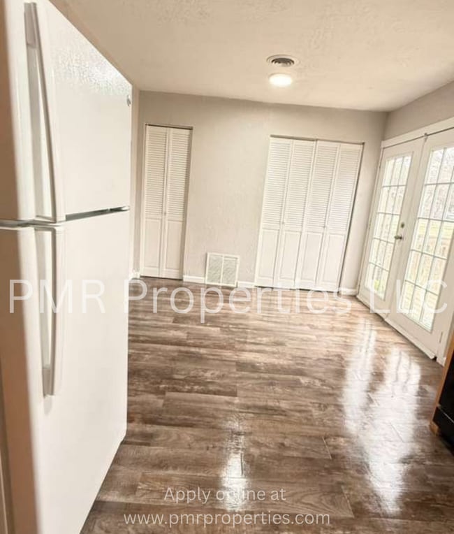 Building Photo - 3 Bedrooms / 2 Bathrooms House