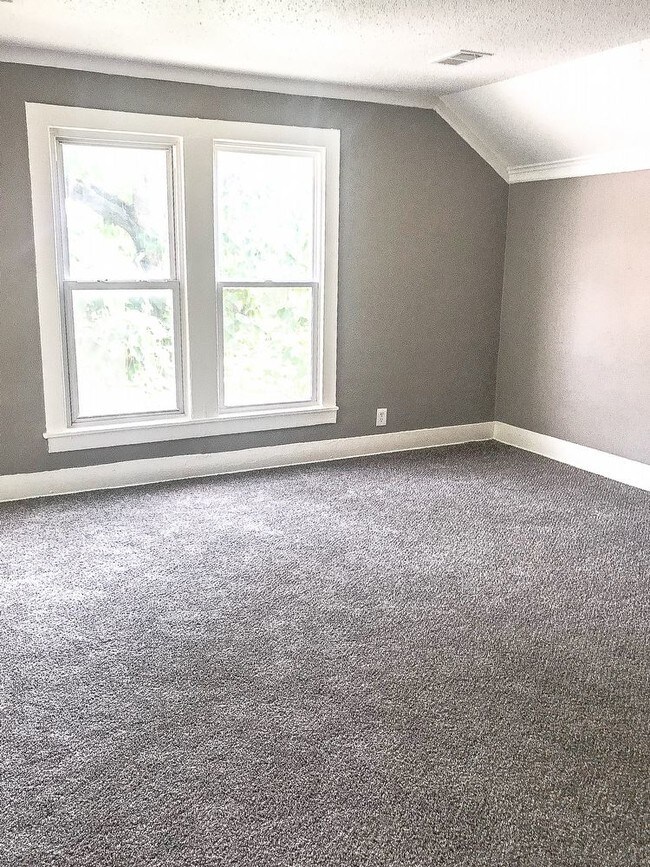Building Photo - Gorgeous 2-bedroom duplex