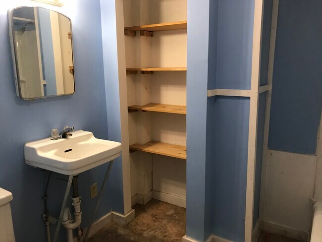 FULL BATH/SHOWER - 122 14th St