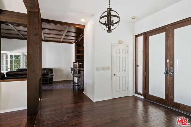 Foto del edificio - 1478 Sunset Plaza Dr