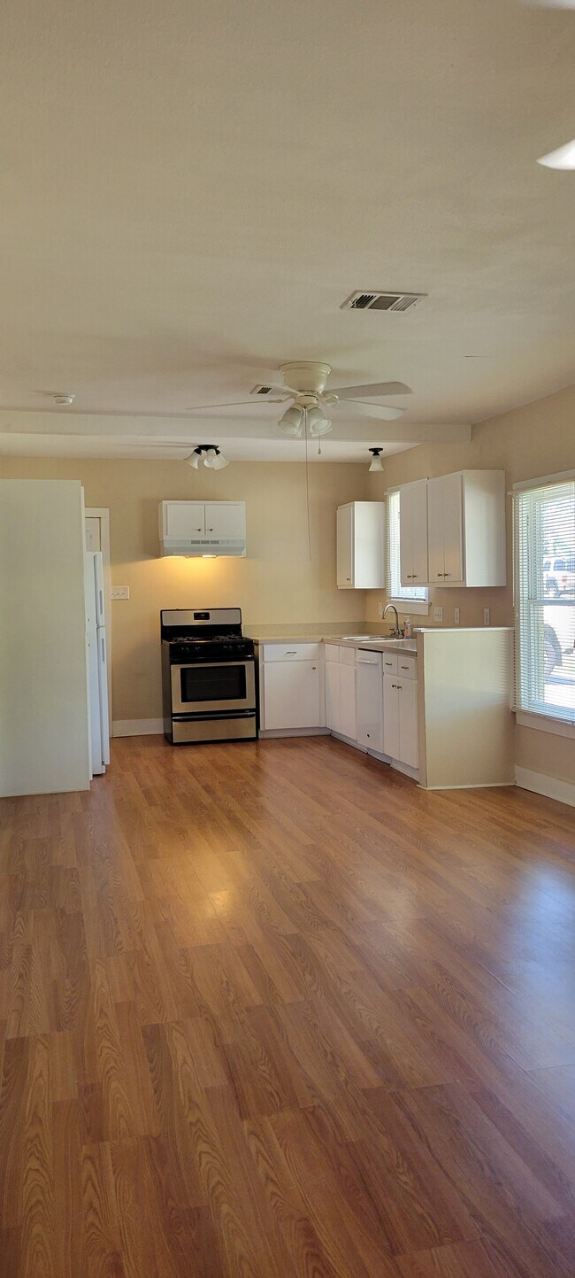 819 Porter St, Taylor, TX 76574 House Rental in Taylor, TX