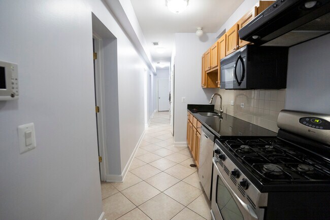 Building Photo - 2416 N Greenview Ave