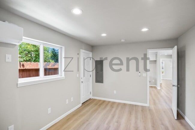 Building Photo - Unit