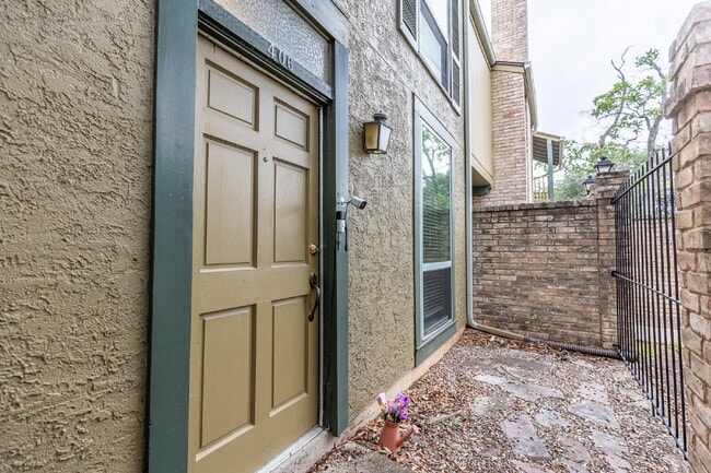 Building Photo - 3678 Hidden Dr