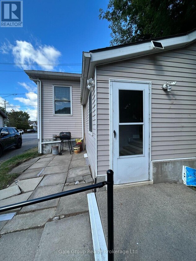 Primary Photo - 74 Huron St