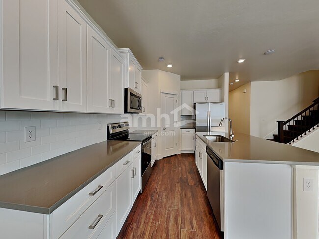 Building Photo - 683 S Rocker Ave