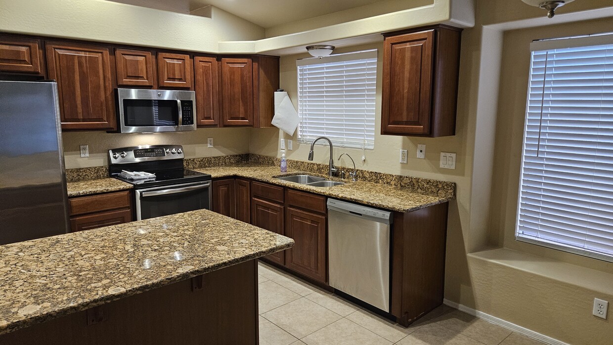 Kitchen. - 1811 E Siesta Ln