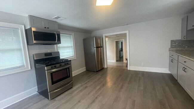 Foto del edificio - 824 Dighton Ave