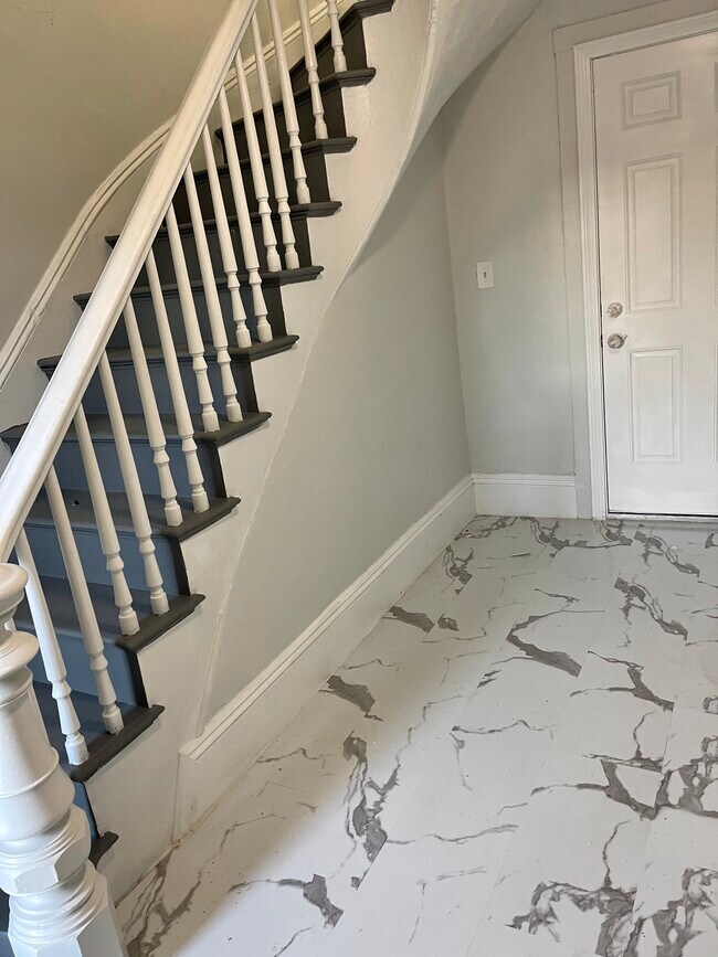 Front Common Entryway - 5 Kilmer Ave