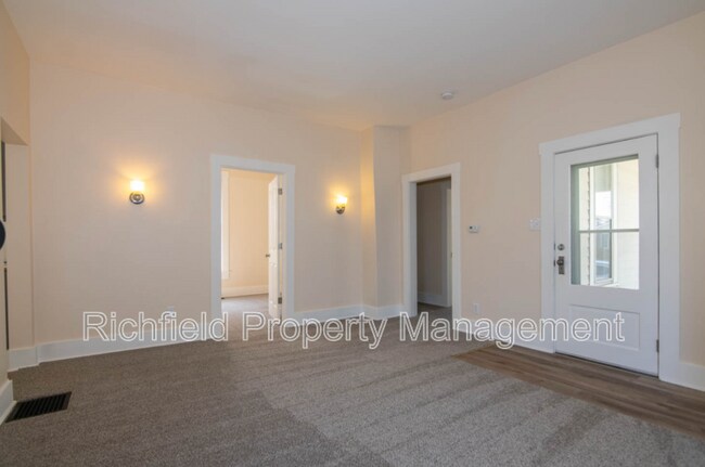 Foto del edificio - 1562 Clinton St