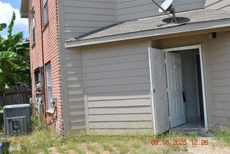 Building Photo - 12700 Leader St