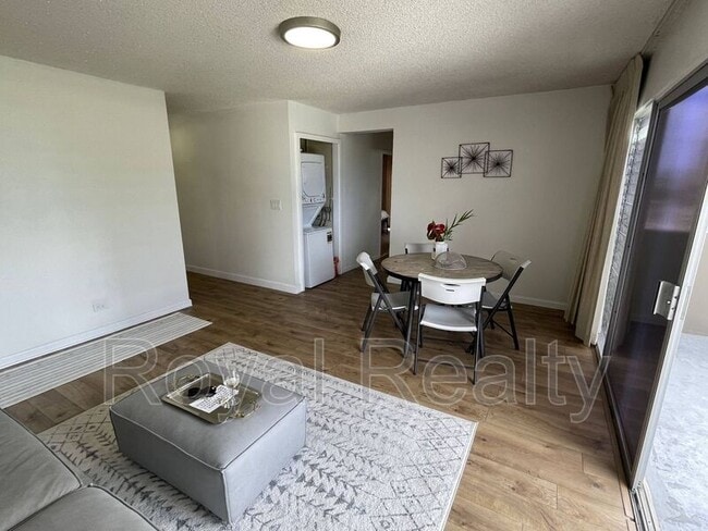 Building Photo - 731 Amana St