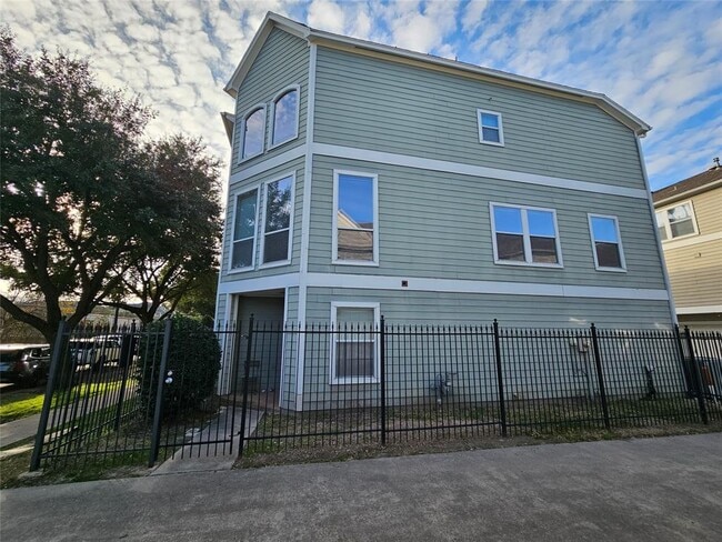 Building Photo - 1271 W 17th St