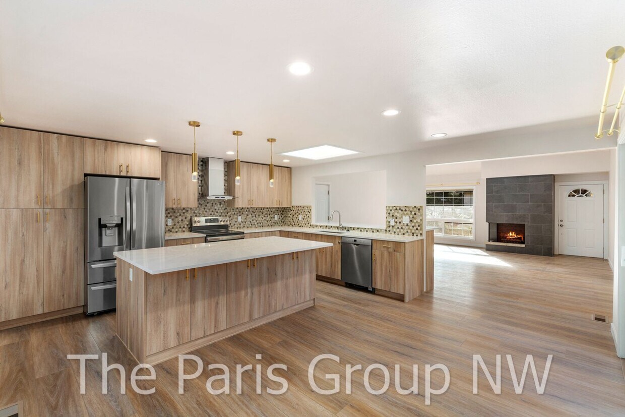 Primary Photo - Stunning Mid-Century 2024 Remodel – Centra...