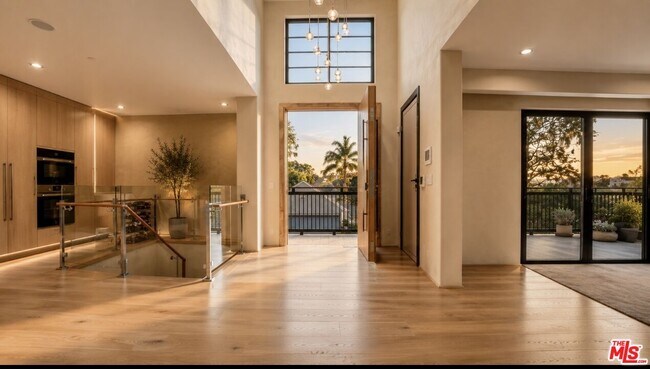 Building Photo - 8721 Sunset Plaza Terrace