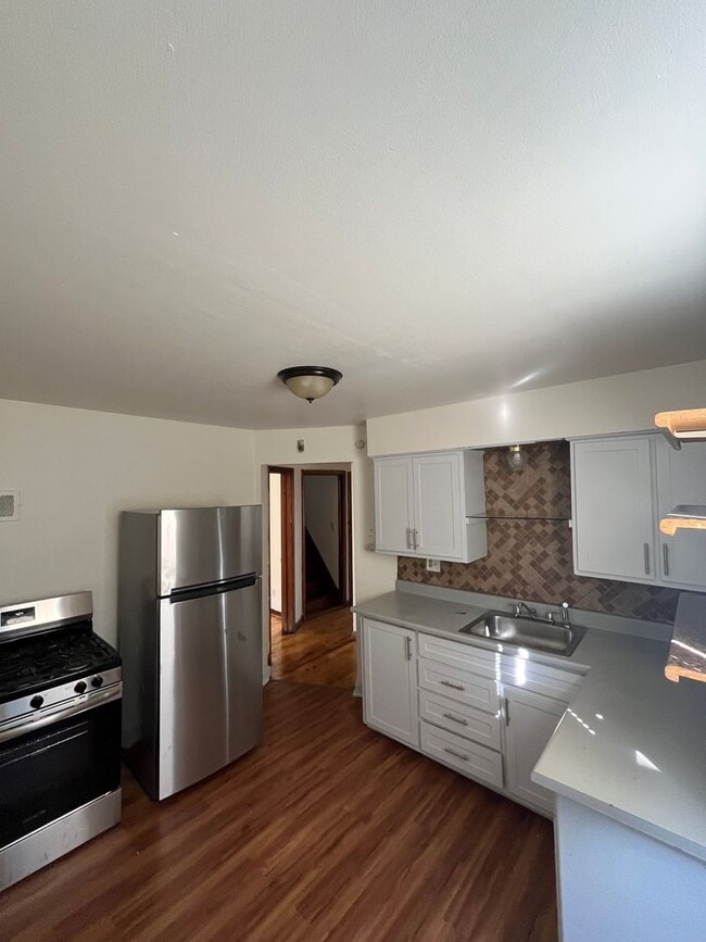 Building Photo - Modern 3BR/2BA Two-Level Unit in the Heart...