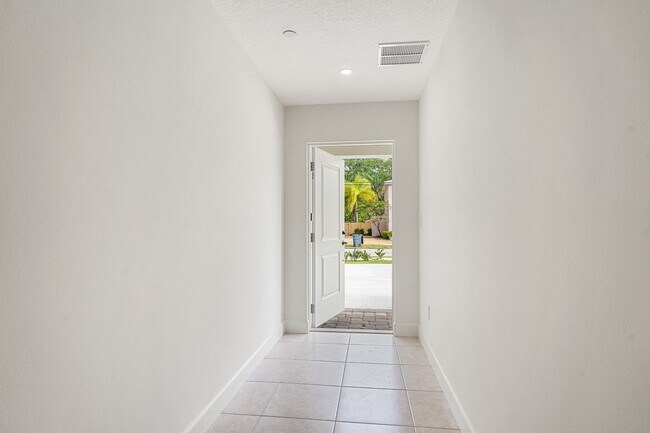 Foto del edificio - 2 Bedroom 2 Bath 1-Car Garage