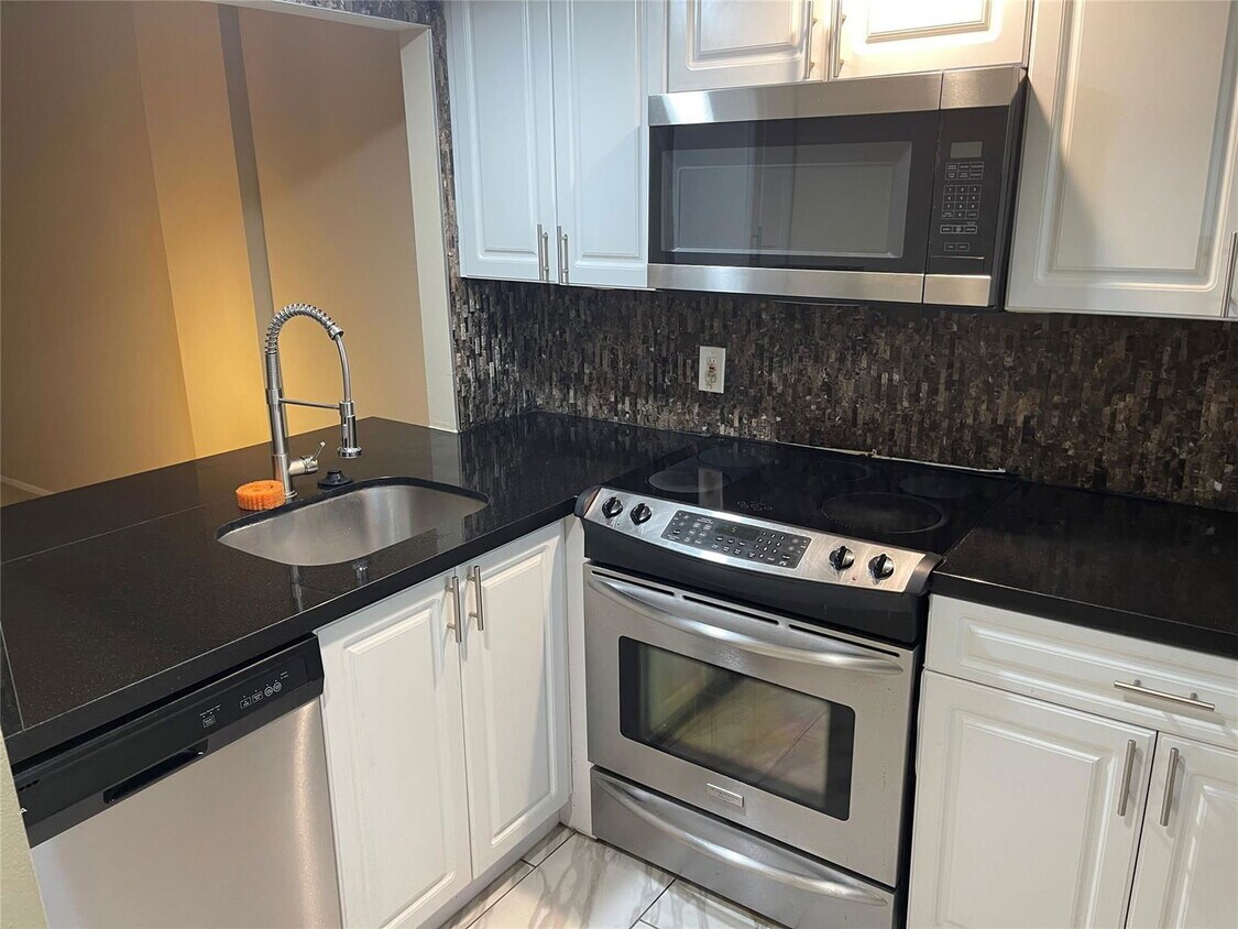 Foto principal - 3568 N University Dr