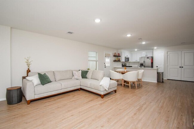 Foto del edificio - 305 Riverwood Village Ln