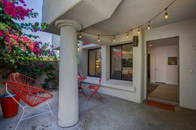 Foto del edificio - Stylish Ground-Floor Condo in Gated Palm S...
