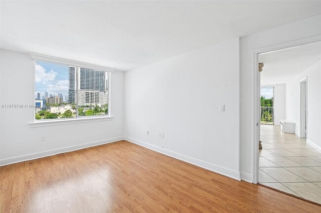 Foto del edificio - 1740 NW N River Dr