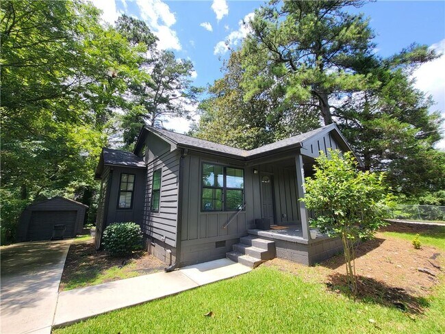Building Photo - 2107 Pinehurst Dr