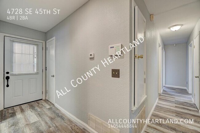 Foto del edificio - Updated 4 bed/ 2 bath home close to Tinker!