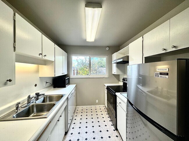 Foto del edificio - Bright & Updated Townhome