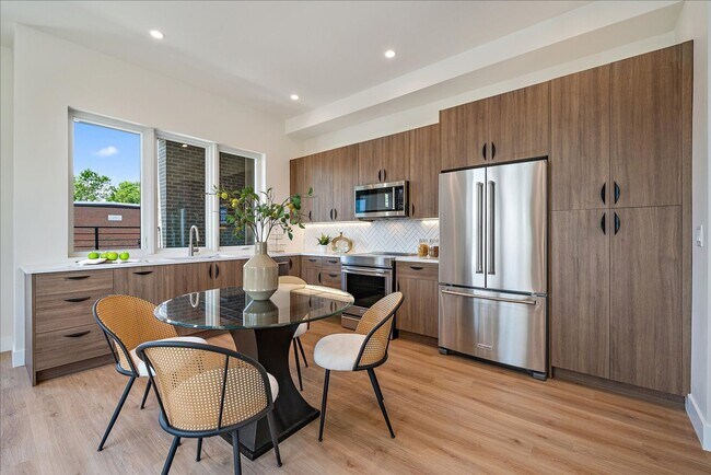 Foto del edificio - Luxurious New Townhome in South Sloan’s Lake