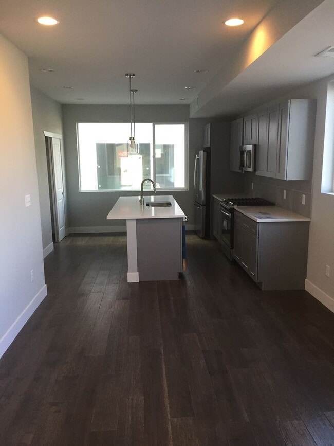 Building Photo - Uptown Living At Its Finest!