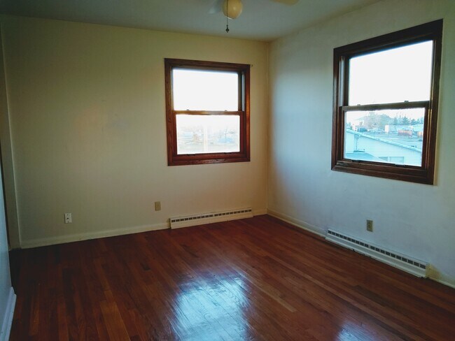 Building Photo - 222 Chelsey Dr